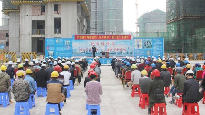 集团公司副总经理侯立林在皤龙幼区项目进行十九大心灵宣讲.jpg