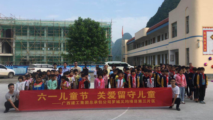 3与八联幼学的学生们合影留想。马国敏 摄700.png