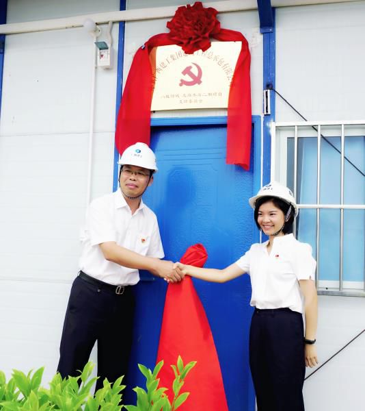4.1陈祖训为项目党支部成立揭牌。谢微旋 摄700.JPG