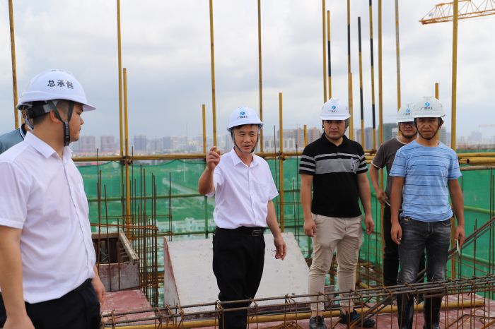 领导现场施工。侯建杰 摄.jpg