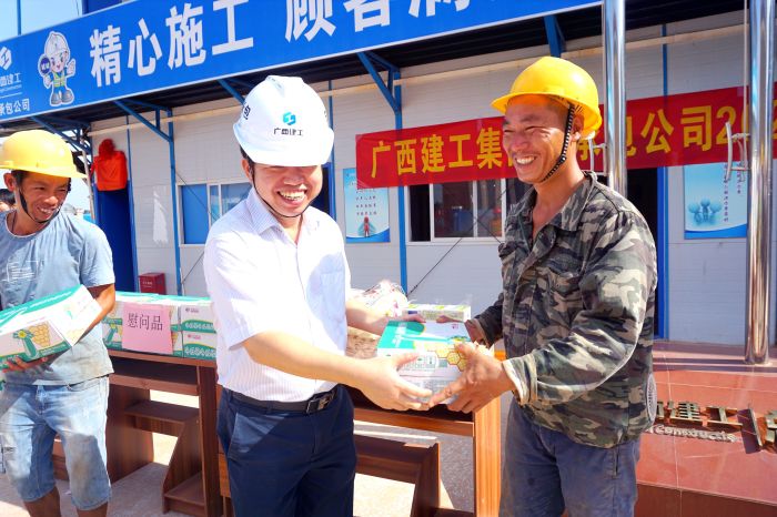 岑廷义为工人发放清冷慰问品。谢微旋 摄.jpg