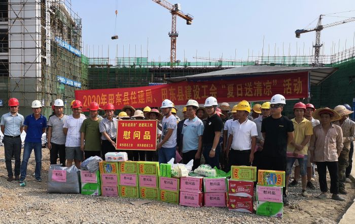 “送清冷”活动现场。 梁武益 摄.jpg