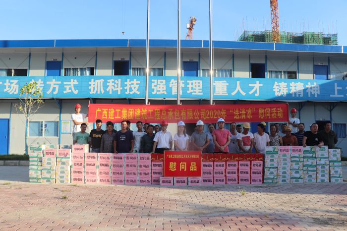 慰问现场。 杨俊峰 摄.jpg