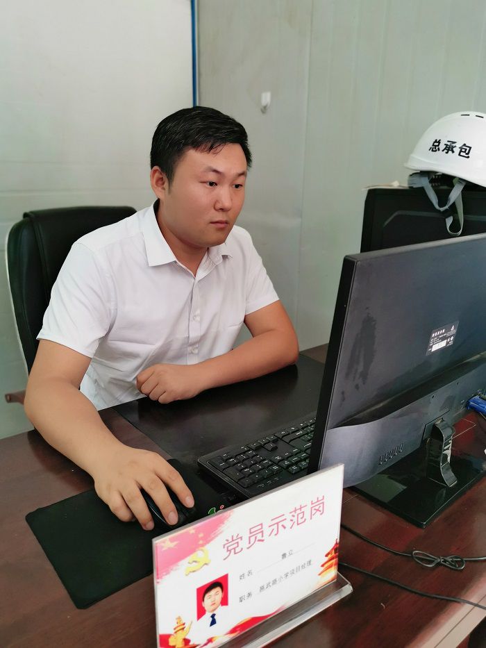 鲁立在办公室。冯翔  摄.jpg