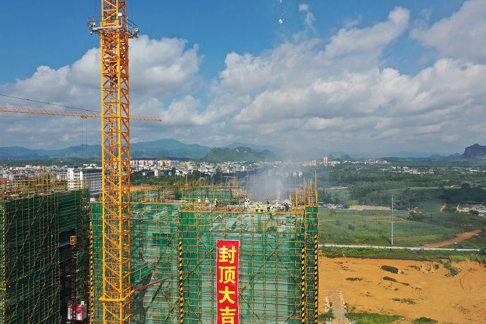 封顶照片。卢瑞阳 摄.JPG