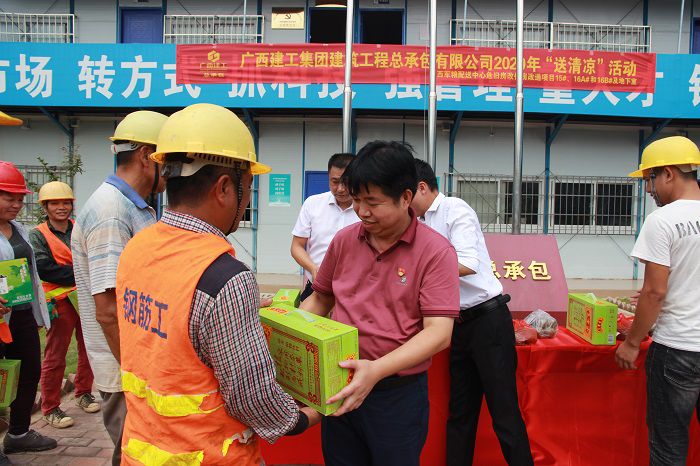 岑廷义在给工人发放慰问品。邓灿滨 摄.JPG