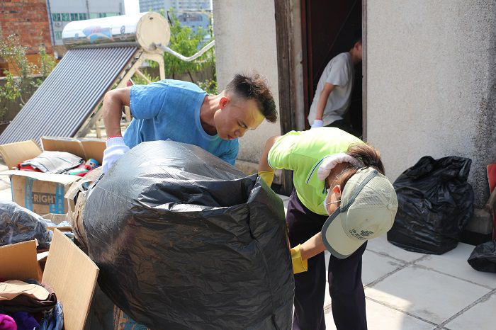 收运垃圾。刘萌萌 摄.JPG
