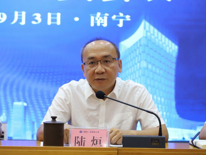 陆烜主持。李立云 摄.jpg