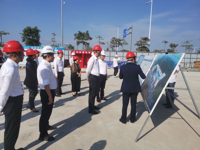 调查团听取项目情况介绍.jpg