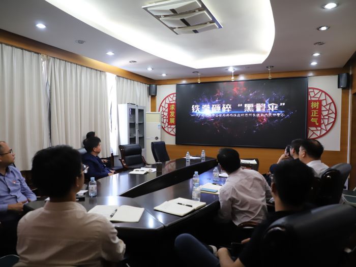 旁观警示教育片。韦文 摄.jpg