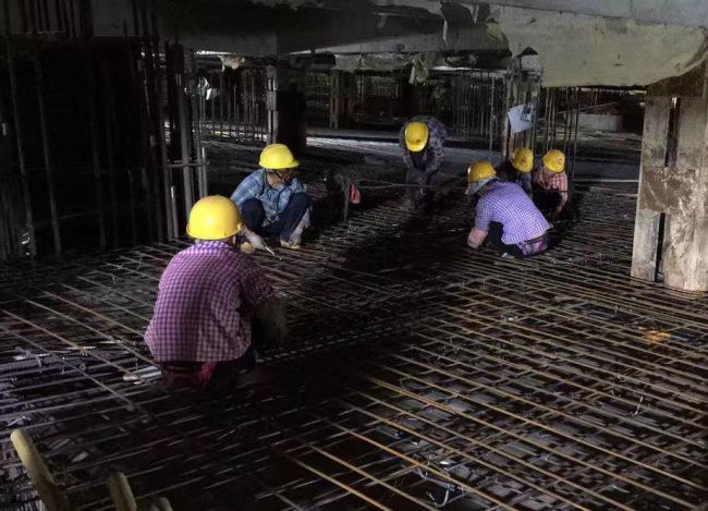 3工人深夜绑扎钢筋（建图）.jpg