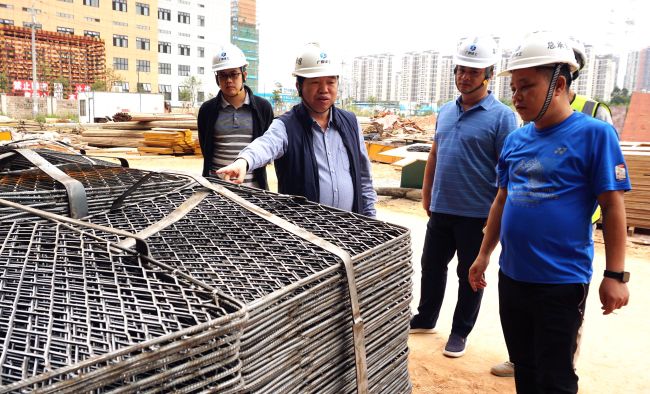 公司党委副书记、纪委书记、工会主席岑廷义深刻现场查看。谢微旋 摄.jpg