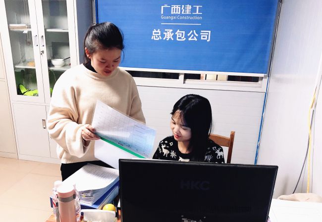 内业工作组加班加点力杏装当日事当日毕”；瓶『 摄.jpg
