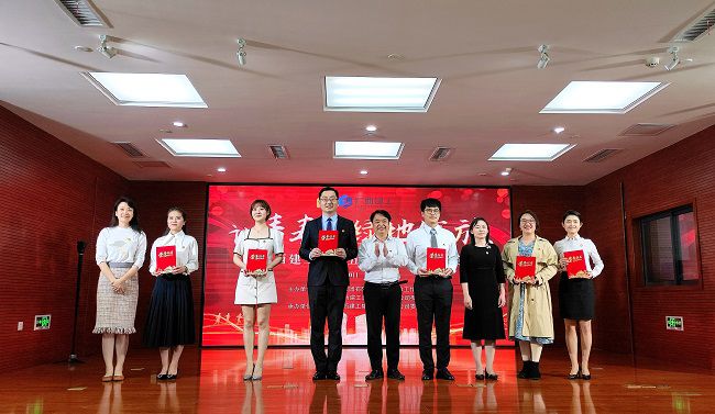 领奖现场。郑诗宝 摄（建图）.jpg