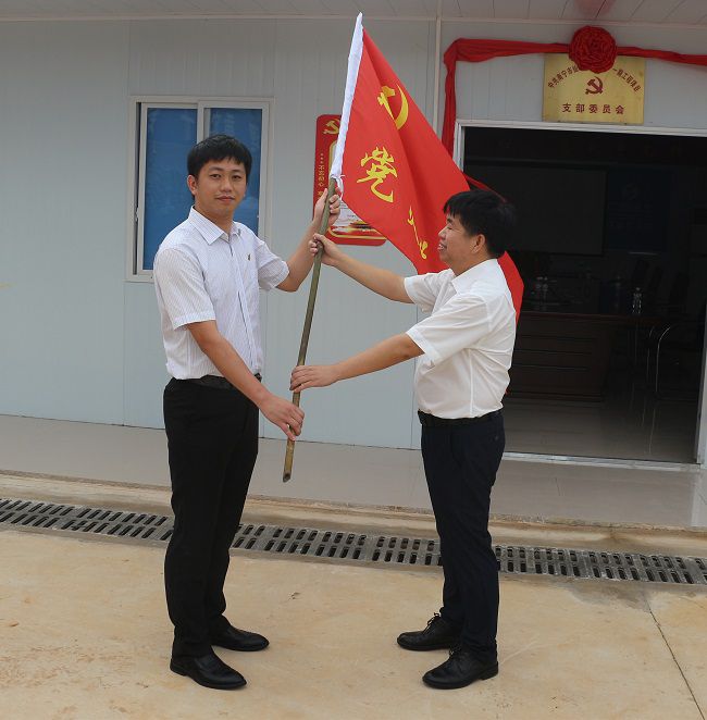 授旗典礼。张钊林 摄（建图）.jpg