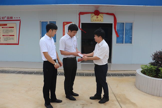赠送红色书籍。张钊林 摄（建图）.jpg