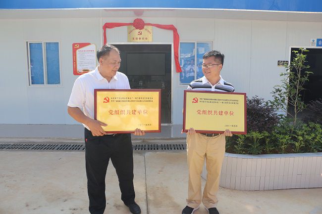 互赠牌匾。张钊林 摄（建图）.jpg