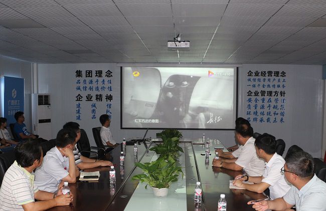 主题党日活动观影现场。张钊林 摄（建图）.jpg