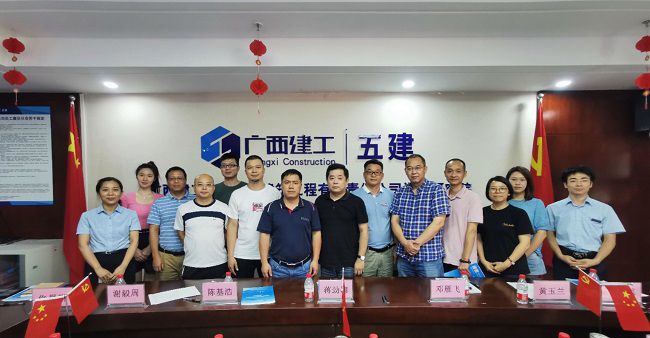 双方合影留想。五建设计钻研院供图（建图）.jpg