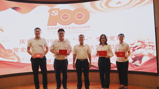 赠送政治生日贺卡合影。卢勤 摄（建图）.jpg