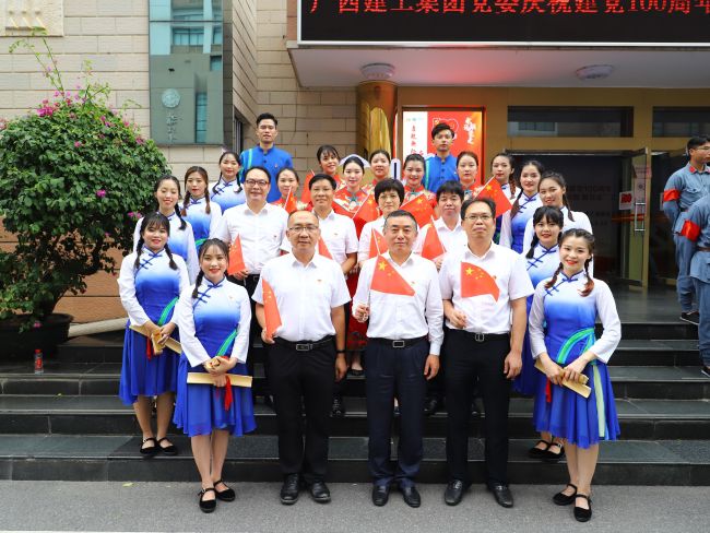 辅导与演职人员合影。李立云 摄.jpg