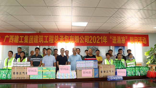 合影。杨钰 摄（建图）.jpg