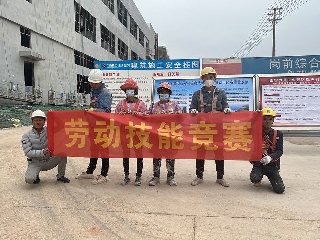 表墙涂料组合影。廖之锭 摄（建图）.jpg