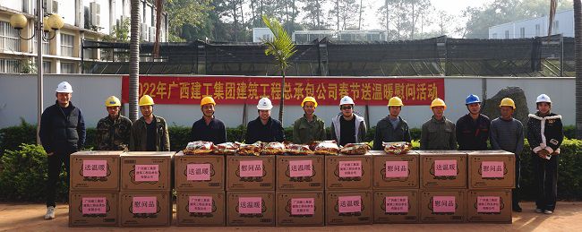 （建图）与一线工人合影。谢微旋 摄.jpg