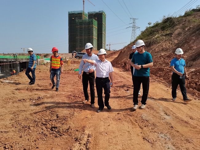 到直属分公司大派河项目查抄。梁海燕 摄（建图）.jpg