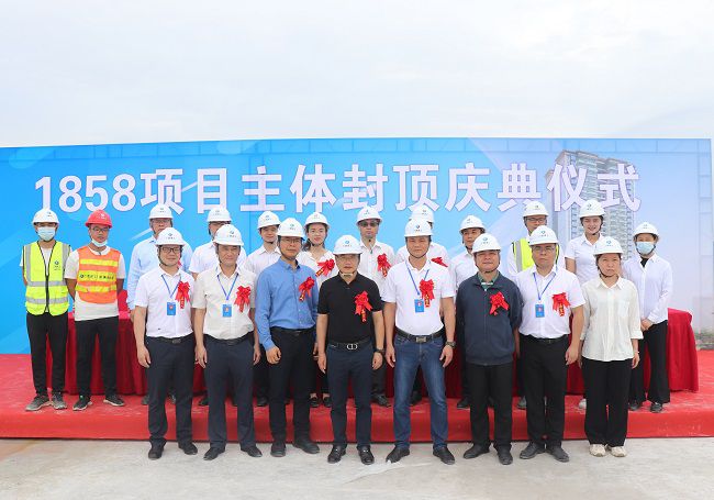 邓少新与在场职工合影留想。周煜川 摄（建图）.jpg