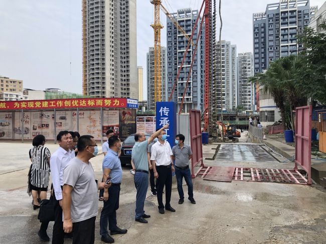 查抄施工现场。龚媚媚 摄（建图）.jpg