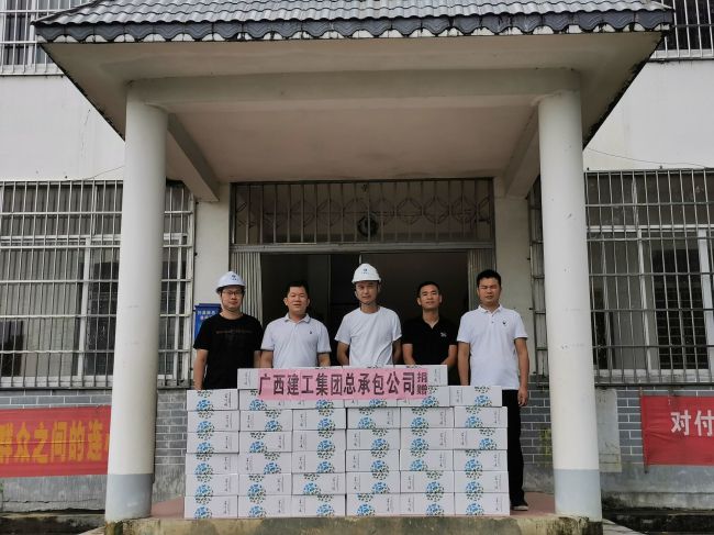 捐赠抗灾物资。谭山泉 摄（建图）.jpg