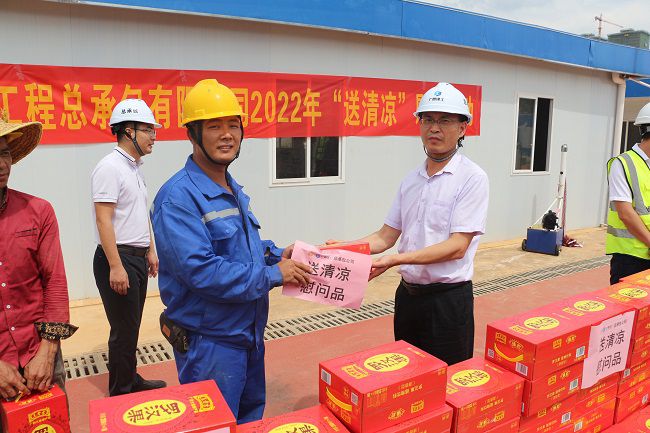 发放慰问品。张钊林 摄（建图）.jpg
