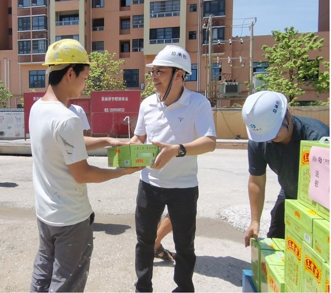 发放慰问品。潘文君 摄（建图）.jpg