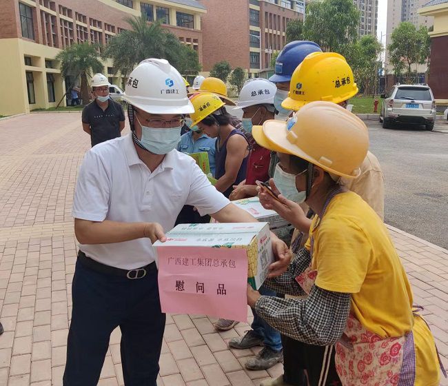 发放慰问品 。彭永彬 摄（建图）.jpg