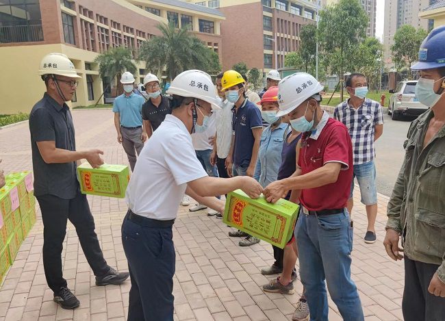 发放慰问品。彭永彬 摄（建图）.jpg