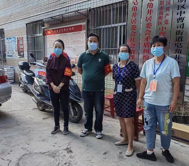 总承包公司员工付海（左二）与社区工作人员在一路（建图）.jpg
