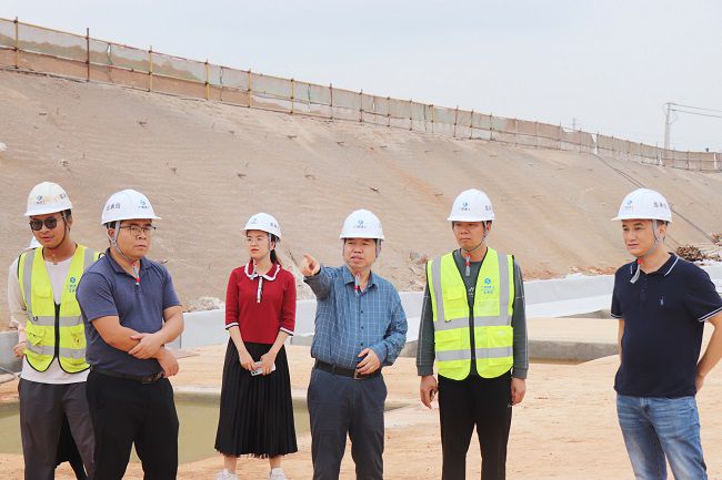 岑廷义深刻现场视察施工过程。周煜川 摄（建图）.jpg