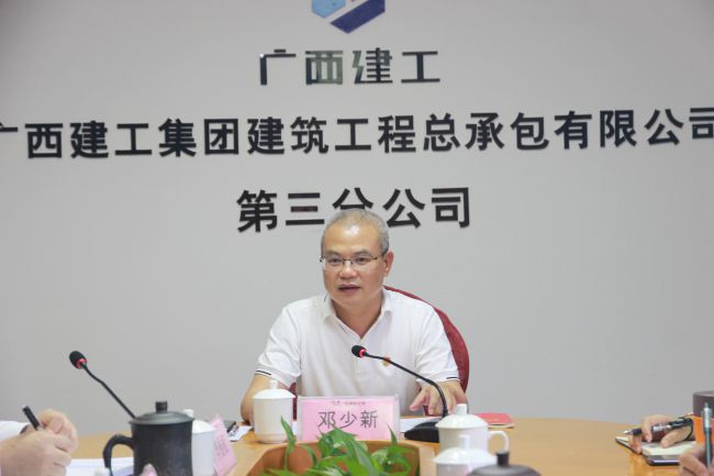 邓少新宣讲党的二十大心灵。梁红玉 摄（建图）.jpg