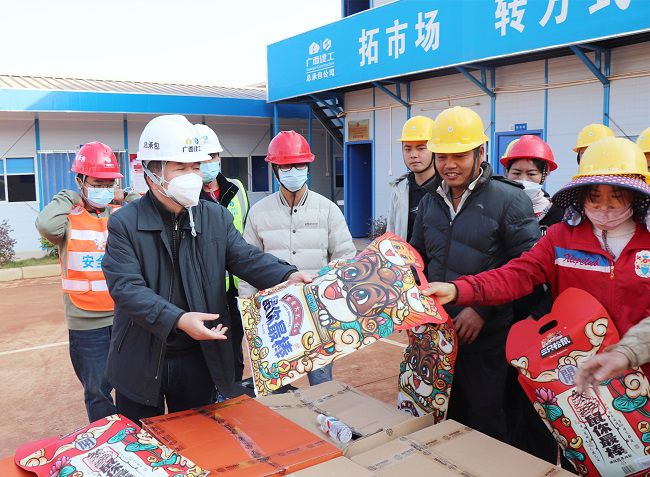 发放慰问品。周煜川 摄（建图）.jpg