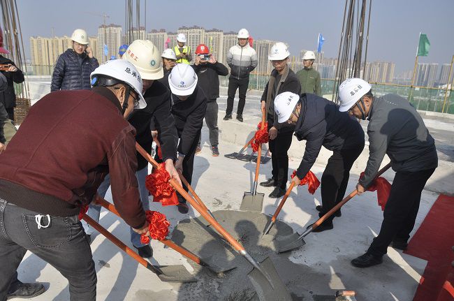陆烜（右一）与现场嘉宾共同为项目封顶浇筑混凝土。王瑾贞 摄（建图）.jpg