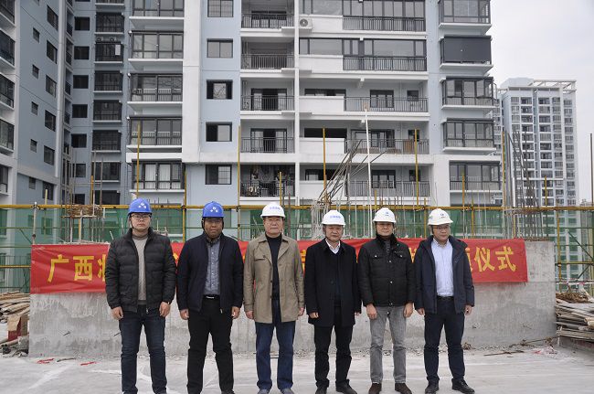 参与封顶典礼的有关辅导合影。王瑾贞 摄（建图）.jpg