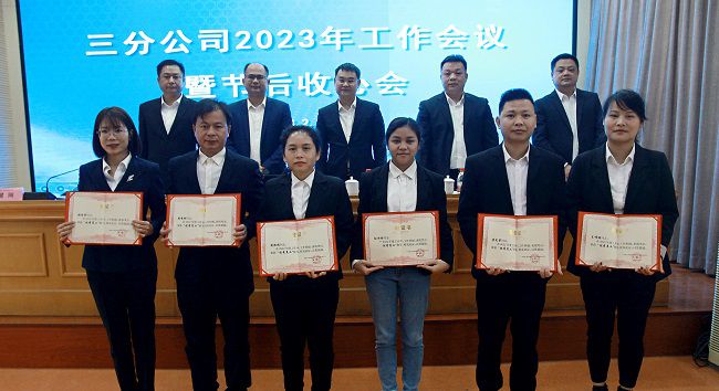 赞美优良员工。梁红玉 摄（000图）.jpg