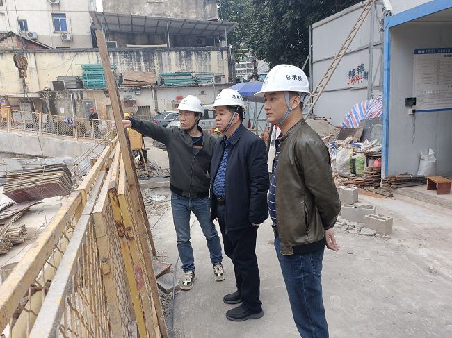 2岑廷义深刻现场进行走访。覃必英 摄（建图）.jpg