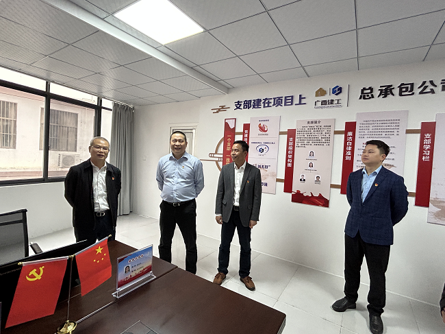 邓少新参观项目党员活动室。蔡怡灵 摄（建图）.png