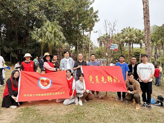 与主办方合影留想。周煜川 摄（建图）1.jpg