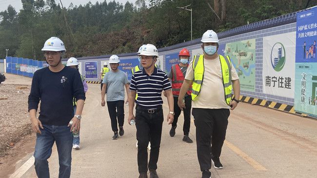 邓少新深刻施工现场查抄领导。陆勤摄（建图）.jpg