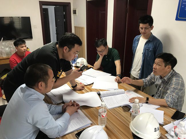 钻研解决现场问题。韦吉亮 摄（建图）.jpg
