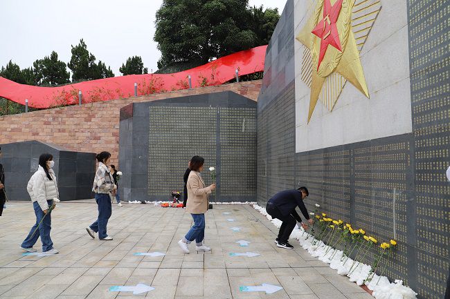 献花。张钊林  摄（建图） (2).jpg