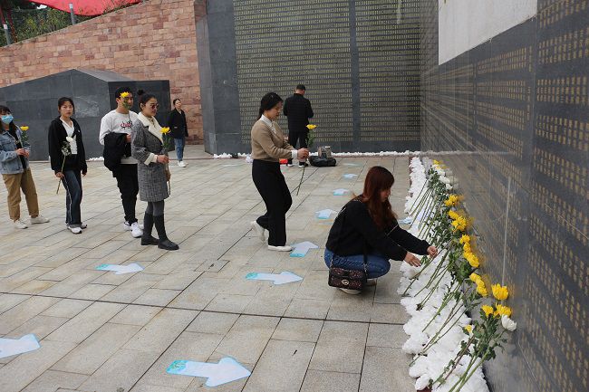 献花。张钊林  摄（建图）.jpg